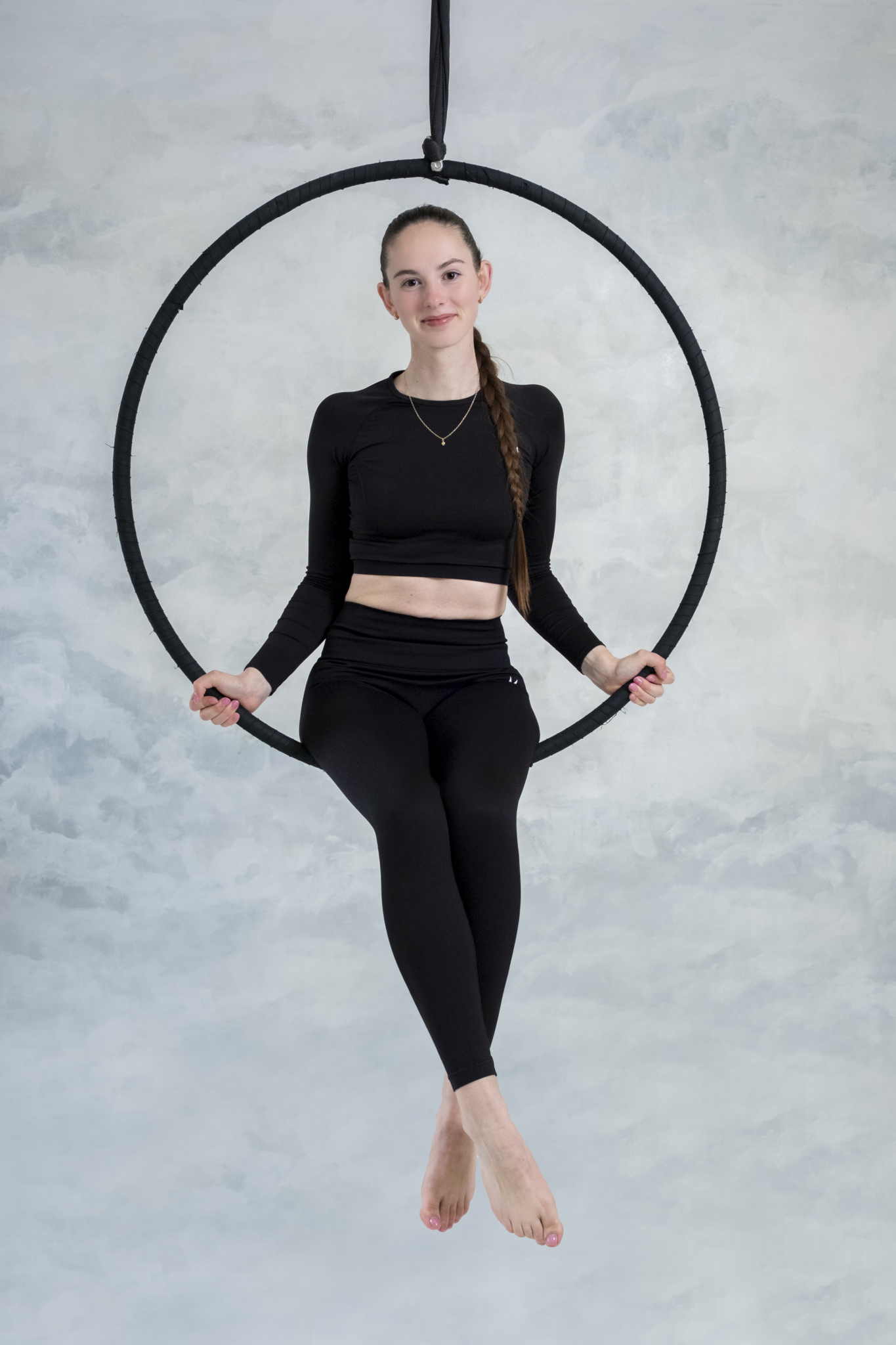 Cvičenka na zavěšené obruči aerial hoop v Polegymu Kladno