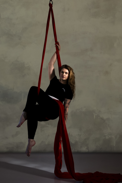 Ukázková lekce aerial silks v Polegymu Kladno