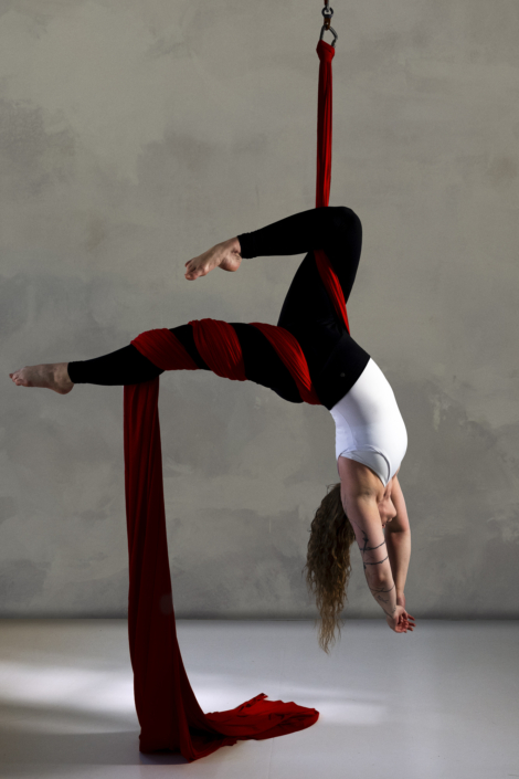 Ukázková lekce aerial silks v Polegymu Kladno